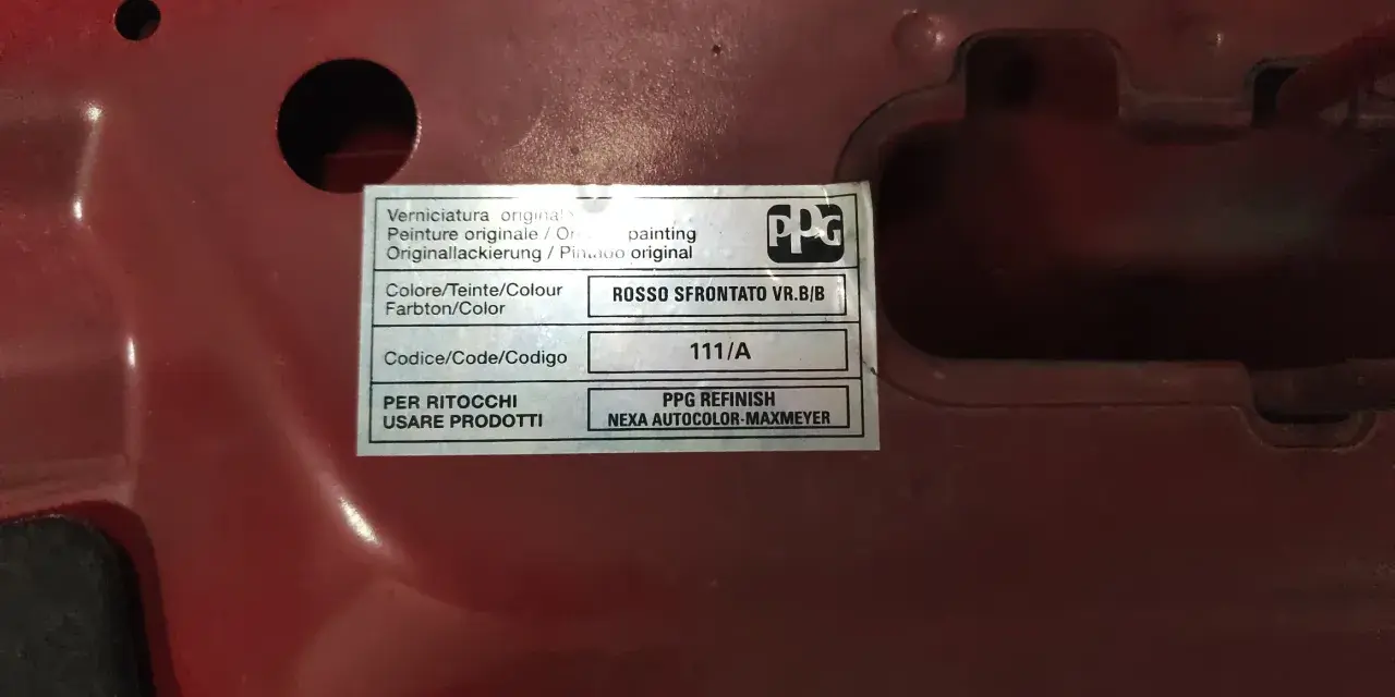Etichetta su Fiat 500 rossa: codice colore "Rosso Sfrontato VR.B/B", codice 111/A.