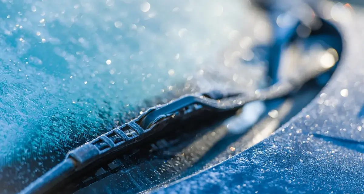 Ghiaccio sul parabrezza e tergicristallo. Un'idea per il tuo liquido lavavetri auto fai da te.