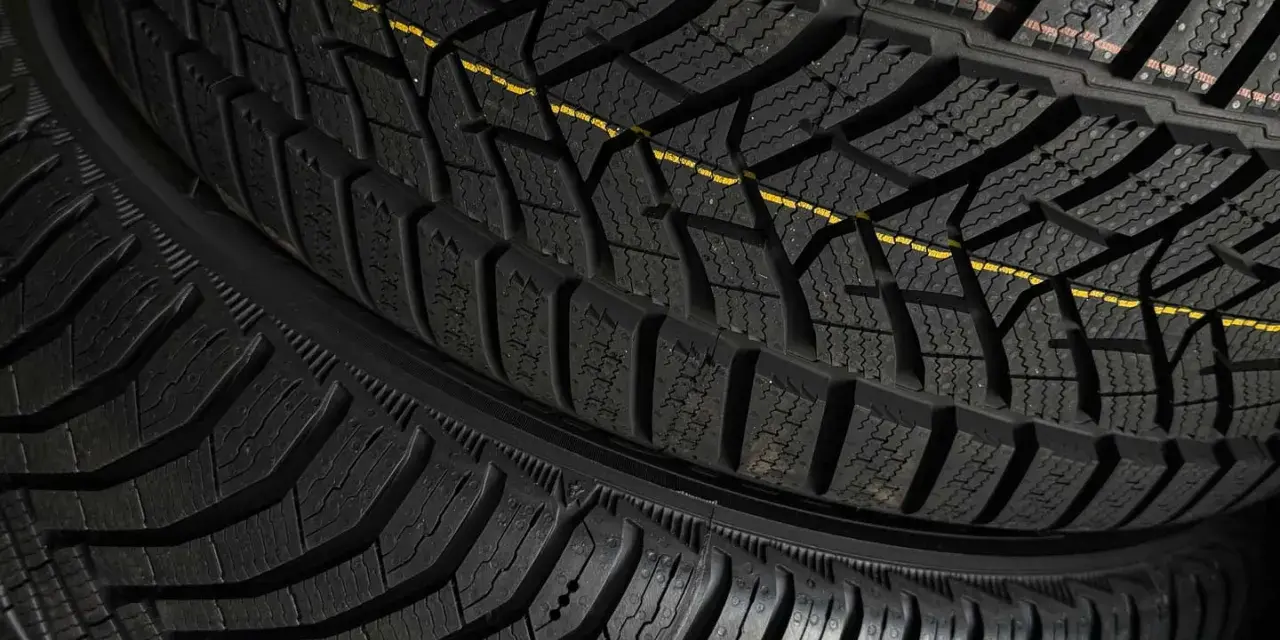Gomme invernali con battistrada profondo e linea gialla, pronte per affrontare anche 20 gradi di caldo inaspettato.
