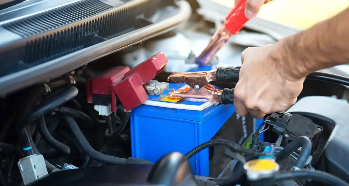 Collegamento cavi batteria auto, forse per risolvere i sintomi di una batteria in corto.