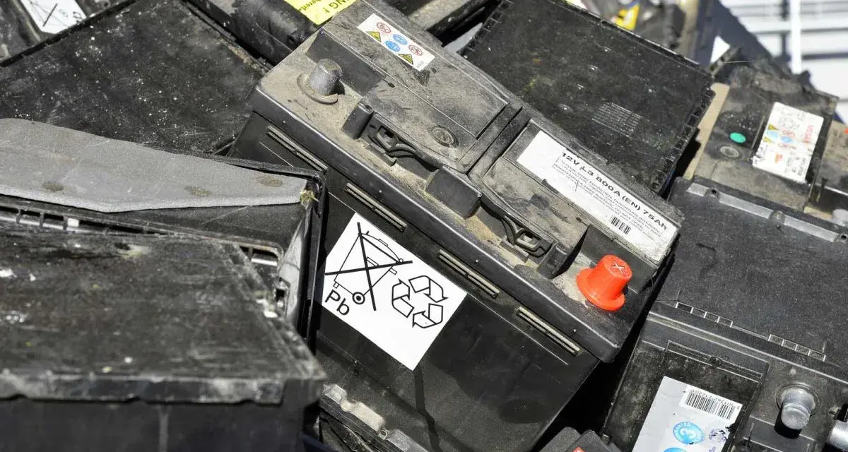 Pile di batterie per auto usate, pronte per il corretto smaltimento. Dove smaltire batteria auto? In centri di raccolta specializzati.