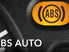 Spia luminosa ABS accesa sul cruscotto. Capire cos'è l'ABS è fondamentale per la sicurezza alla guida.