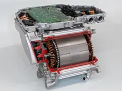 Sezione di un inverter per auto elettrica, mostra il rotore con avvolgimenti in rame e la scheda elettronica.