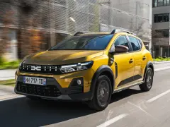 Dacia Sandero Stepway gialla in movimento. Per sapere gpl ogni quanto andare a benzina, controlla il computer di bordo.