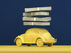 Un'auto gialla sotto quattro pile di banconote. Forse questi sono i veri "cavalli" di una macchina, il denaro necessario per acquistarla.