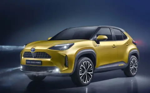 Toyota Yaris Cross Hybrid gialla, con dettagli che suggeriscono la corretta pressione gomme yaris cross per un'ottimale tenuta di strada.