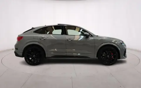 Audi RS Q3 Sportback in grigio nardo, con cerchi neri e pinze rosse. Un SUV coupé elegante e sportivo.