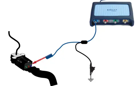 Collegamento di un sensore MAP con un oscilloscopio PicoScope per diagnosticare un segnale minimo irregolare.