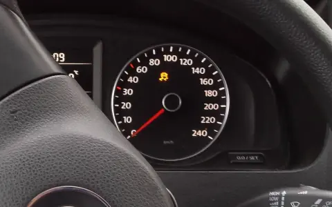 Cruscotto auto con spia ESP accesa, indicando un problema con il controllo di stabilità.