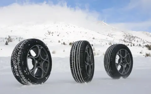 Tre pneumatici su neve: uno invernale, due estivi. La domanda è: sul bagnato meglio gomme estive o invernali?