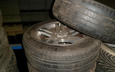 Pneumatici usurati in pila, un promemoria visivo su quando cambiare le gomme per la sicurezza stradale.