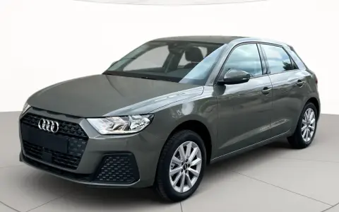 Audi A1 in un elegante color titanio, con linee moderne e cerchi in lega argentati.