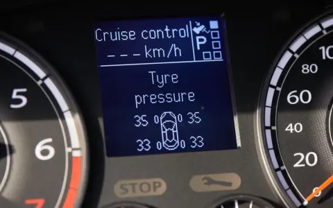 Cruscotto auto: Cruise control attivo, ma attenzione alla pressione pneumatici bassa. Cosa fare? Controllare e gonfiare gli pneumatici.