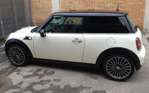 Mini Cooper bianca con tetto nero, cerchi in lega. Il codice colore si trova solitamente su un'etichetta nel vano motore o nel montante della portiera.