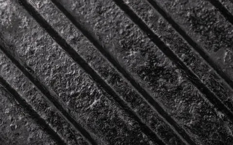 Texture dettagliata di pneumatici morbidi con scanalature profonde, che suggeriscono aderenza e comfort su strada.