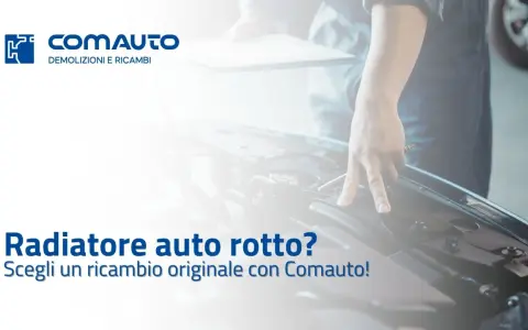 Meccanico controlla motore auto, suggerendo ricambi originali Comauto per risolvere problemi di perdita liquido refrigerante.