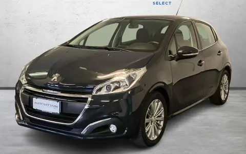 Peugeot 208 grigia, ideale per la città. Controlla la pressione gomme per un viaggio sicuro.