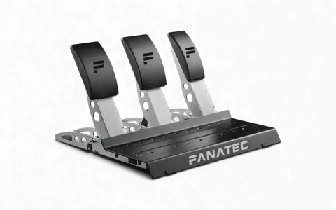 Pedaliera Fanatec con tre pedali, tra cui la frizione, per un'esperienza di guida simulata realistica.