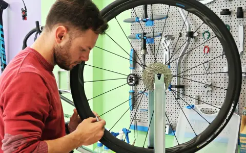 Meccanico controlla la gomma di una ruota da 16 pollici, pensando a che gomme posso montare su cerchi da 16.