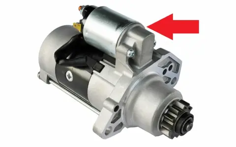 Il motorino d'avviamento con il suo solenoide, cos'è e come funziona. La freccia rossa indica il solenoide.