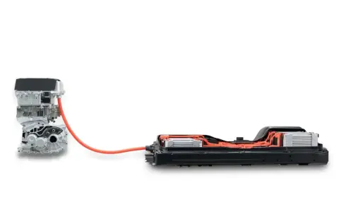 Componenti di un'auto elettrica: motore e pacco batterie. I cavalli e i kW sul libretto definiscono la potenza.