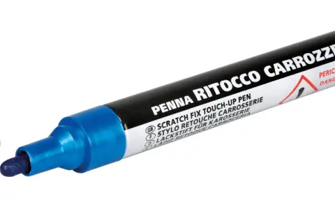 Pennarello per carrozzeria auto funziona per ritoccare graffi. Il tappo blu è accanto.