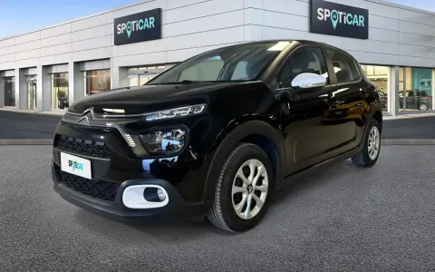 Citroën C3 nera parcheggiata davanti a uno showroom Spoticar. Controlla la pressione pneumatici per un viaggio sicuro.