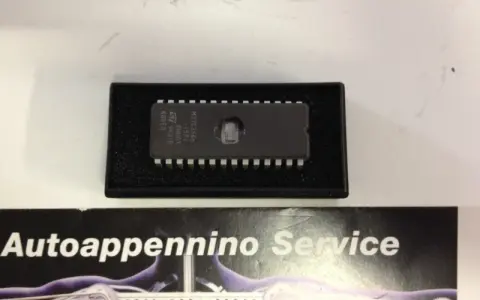 Eprom centralina M27C256B, un componente essenziale per il funzionamento di molti sistemi elettronici, qui in un contenitore protettivo.