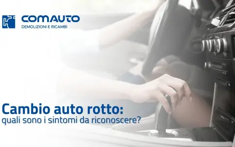 Mano che muove la leva del cambio, un componente essenziale della trasmissione, per riconoscere i sintomi di un cambio auto rotto.