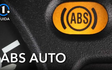 Spia luminosa ABS accesa sul cruscotto. Capire cos'è l'ABS è fondamentale per la sicurezza alla guida.