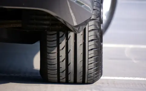 Gomme auto con battistrada ben visibile, misura 185 55 r15. La pressione corretta è fondamentale per la sicurezza.