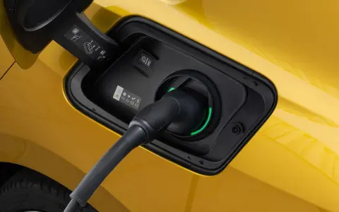 Ricarica di un'auto elettrica, il cui **mhev significato** è "Mild Hybrid Electric Vehicle", un passo verso la mobilità sostenibile.