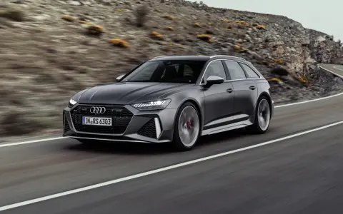 Audi RS6 grigia su strada tortuosa. Il codice colore Audi dove si trova? Sulla targhetta nel vano motore o sul libretto.