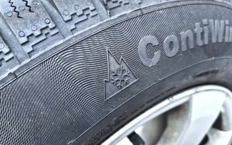 Gomme invernali ContiWinterContact con simbolo fiocco di neve e montagna. Perfette per affrontare la neve e il ghiaccio.