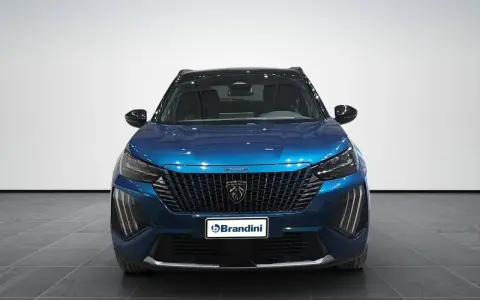 Peugeot 2008 blu, con griglia frontale e logo distintivo. Ideale per chi cerca informazioni sulla pressione gomme peugeot 2008.