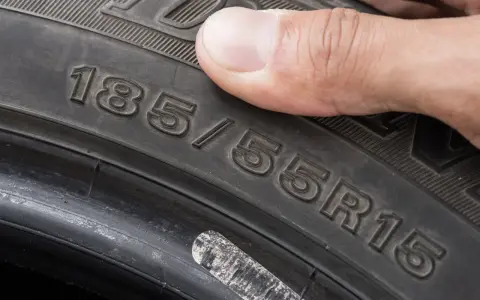 Dito si vede il pneumatico cinturato, con la misura 185/55R15. Capire il pneumatico cinturato significato è fondamentale per la sicurezza.