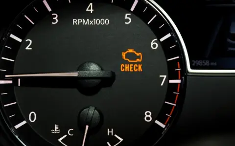 Spia motore accesa sul cruscotto. Il suo eobd significato è un avviso di problemi.