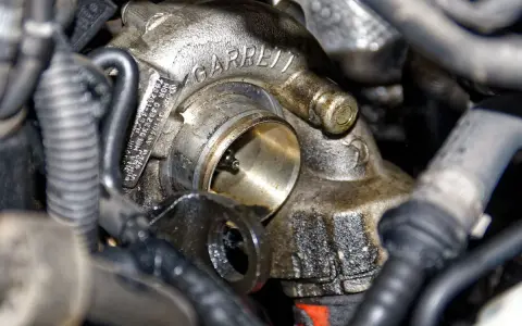 Dettaglio di un turbocompressore Garrett. Il convertitore pressione turbocompressore a cosa serve? Regola la pressione per ottimizzare le prestazioni.