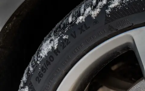 Gomma invernale con neve sul battistrada, sigla 265/40 R 22 XL.
