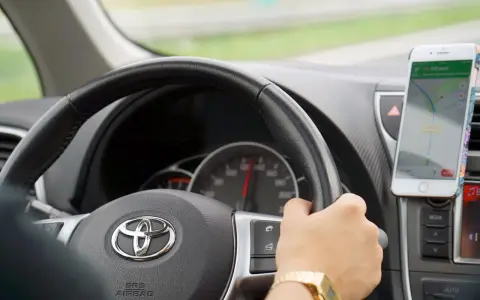 Volante Toyota con navigatore. Vibrazioni al volante? Potrebbero essere sintomi di squilibrio gomme.