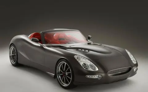 Auto sportiva decappottabile color antracite con interni rossi. Immagina la potenza: 250 Nm di coppia sono tanti, pronti a scatenarsi.