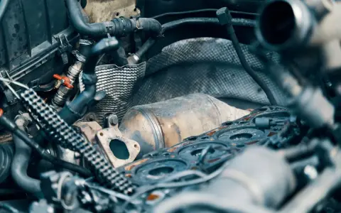 Parti del motore con filtro antiparticolato (FAP) sporco, causa comune perché si intasa il fap.