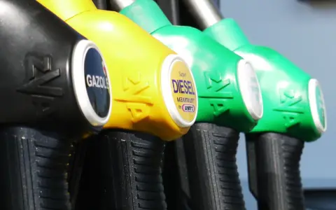 Pompe di benzina: nero per gasolio, giallo per Super Diesel, verdi per benzina. Un'immagine che mostra il passaggio da metano a benzina, con diverse opzioni di carburante.