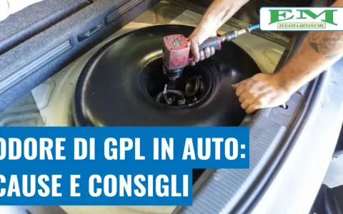 Meccanico lavora sul serbatoio GPL dell'auto. Se senti odore di GPL, potrebbe esserci un problema.