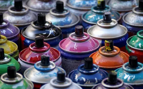Bombolette spray colorate, pronte per verniciare con bomboletta spray su ferro. Diverse tonalità e segni d'uso.