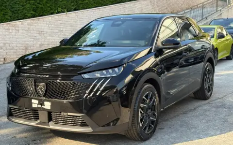 Nuova Peugeot 3008 nera lucida, con dettagli cromati e cerchi in lega sportivi. Ideale per chi cerca stile e prestazioni, con attenzione alla pressione pneumatici.