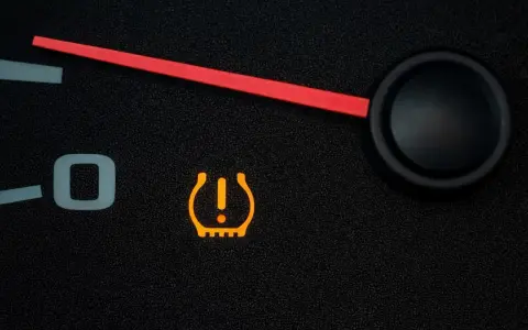 Spia di bassa pressione gomme Dacia Duster accesa. Controlla la pressione dei pneumatici per viaggiare in sicurezza.