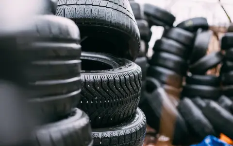 Pile di gomme M+S senza fiocco di neve, pronte per affrontare ogni condizione stradale.