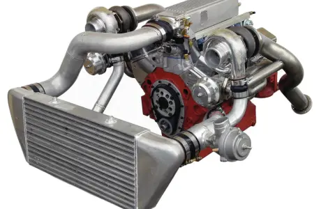 Motore V8 con doppio turbo e intercooler. L'intercooler a cosa serve? Raffredda l'aria compressa dai turbo per aumentare la potenza.