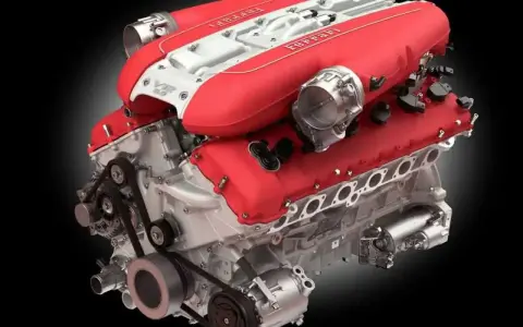 Potente motore V12 aspirato Ferrari, un capolavoro di ingegneria per un'auto da sogno.